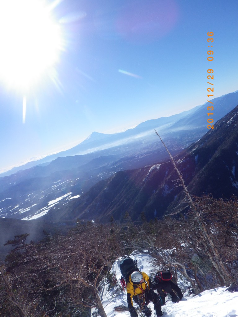 富士山をバックに上がってくるカトさん、笹田リーダー